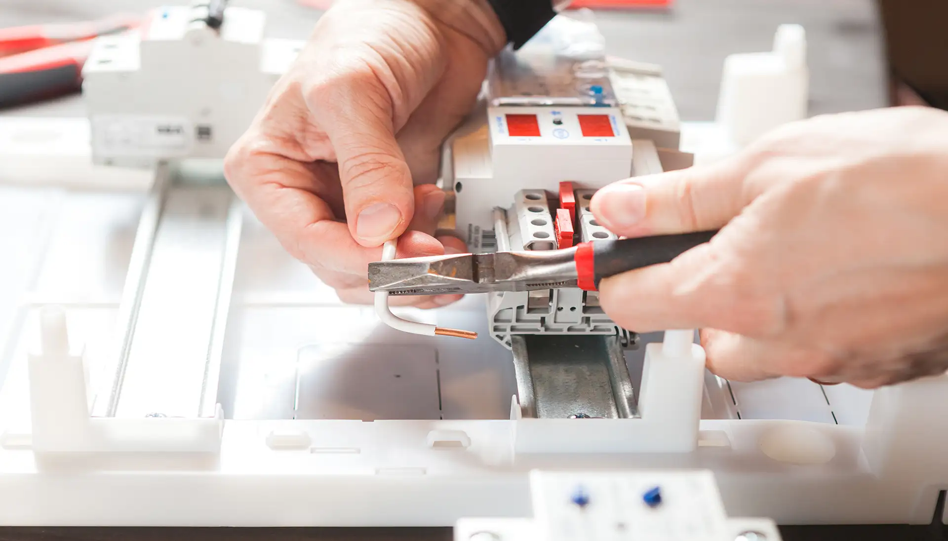 Gros plan des mains des hommes. Installation d'un compteur électrique.