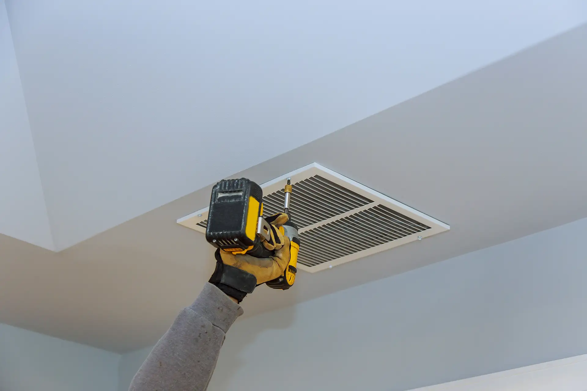 Installation du trou de ventilation CVC au plafond à partir de la couverture de ventilation