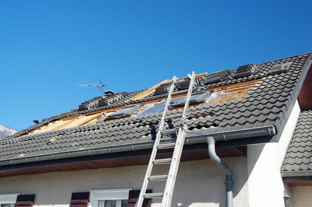 intervention sur une toiture par kd batiment